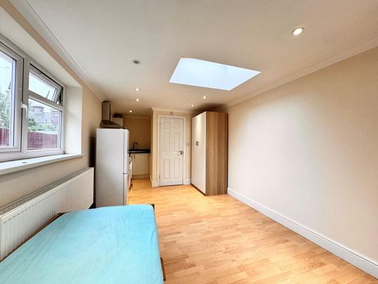 Studio to rent - Photo 1