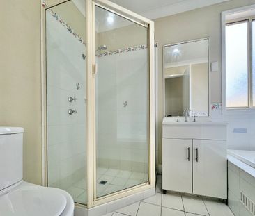 Modern Family Home With Easy Access to M1 Motorway! - Photo 3