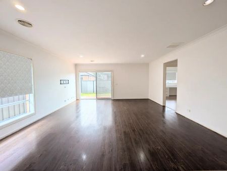 “A Stunning Home in Highlands Estate” - Photo 5