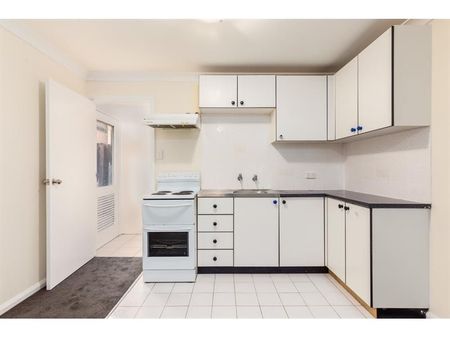 Bright Studio with Private Courtyard in Quiet Location - Photo 2