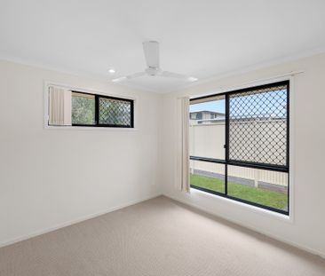 BRIGHT, EASY LIVING STARTS AT 18 SUNPOINT WAY! - Photo 2