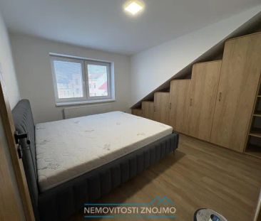 Pronájem plně vybaveného podkrovního bytu 2+kk v centru Znojma - Fotografie 4