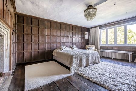 An exceptional family home set in a charming country location. - Photo 2