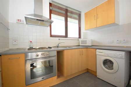 1 bedroom Flat To Let - Photo 2