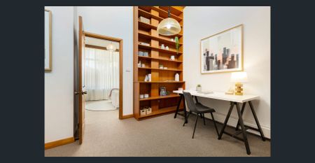 Impressive 1980's double storey townhouse - Photo 2