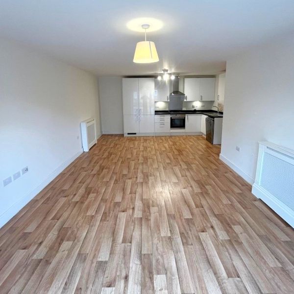 Alderson Grove, Walton-on-Thames, Surrey, KT12 - Photo 1