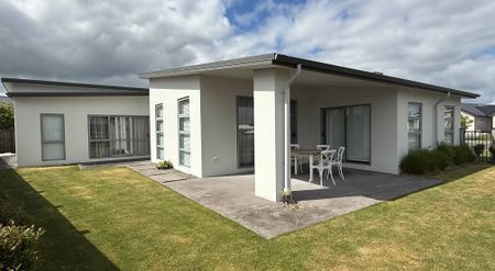 Executive Family Home - Exceptional, Stylish & Triple Living - Photo 4