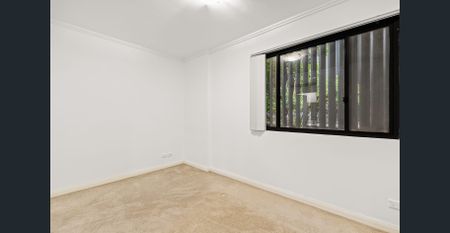 Impressive ground floor unit – private balcony - Photo 3