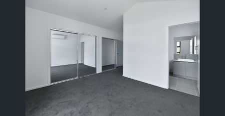 The Future Looks Lovely - Photo 3