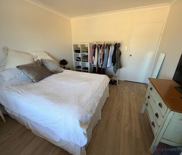LARGE, FULLY RENOVATED, TOP FLOOR APARTMENT WITH NORTH EASTERN OUTLOOK - Photo 1