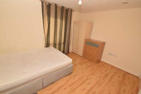 3 bedroom flat to rent - Photo 2