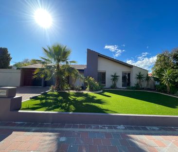 Spacious family living with poolside paradise! - Photo 6