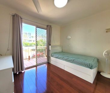 PERFECT LOW MAINTENANCE 3BEDS+1MUILTI PURPOSE ROOM WITH LARGE COURT... - Photo 6