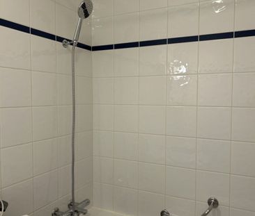 Large 3-room apartment with balcony in Les Eaux-Vives - Photo 6