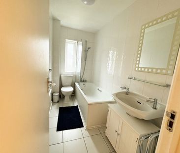 3 Bed Terraced House, Storks Road, SE16 - Photo 2