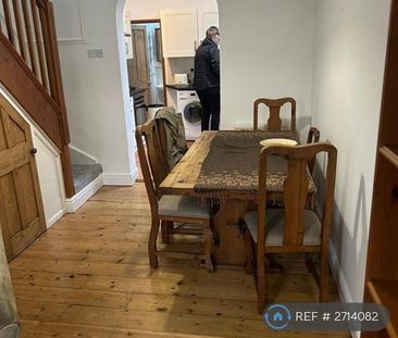 2 bedroom end of terrace house to rent - Photo 3