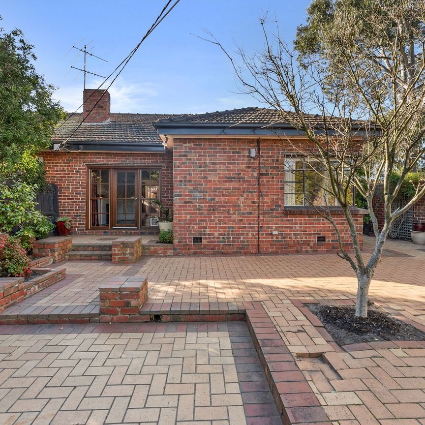 ART DECO FAMILY HOME IN SANDRINGHAM - Photo 1