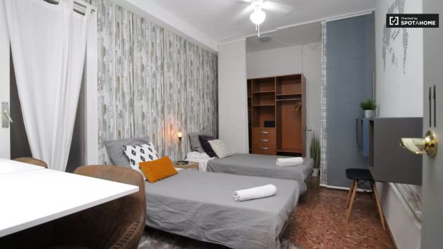 Nice room in shared apartment by Eixample, Barcelona - Foto 1