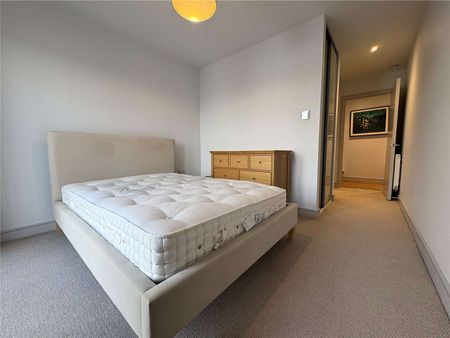 Two bed upper floor apartment with parking - Photo 4