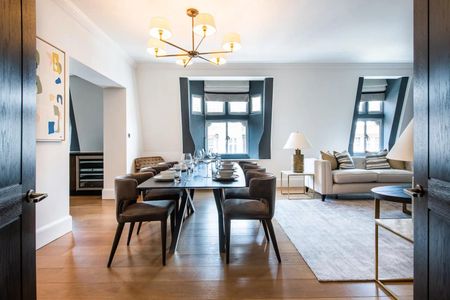 A high standard apartment with three ensuite double bedrooms and a porter in Mayfair. - Photo 3