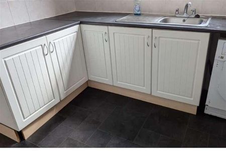 Bedroom Detached House In Charminster, BH8 - Photo 3