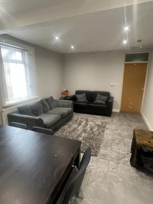 8 bedroom semi-detached house to rent - Photo 1