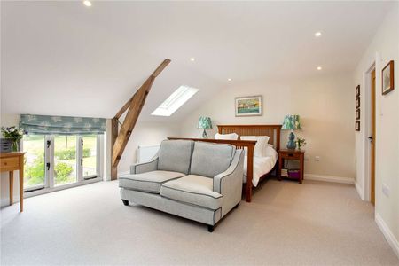 A four bedroom barn conversion surrounded by countryside. - Photo 5