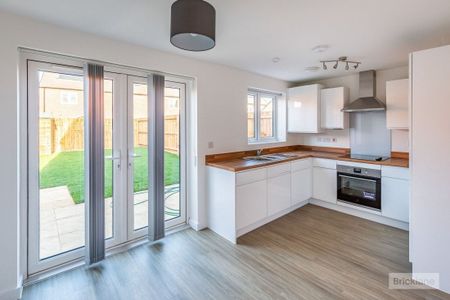 3 bedroom semi-detached house - Photo 2