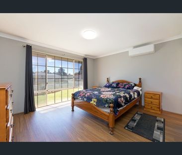 Beautifully renovated 4-bedroom, 2-bathroom family home - Photo 3