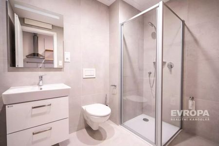 Pronájem nového nevybaveného moderního bytu 4+1, 67,7 m2 v centru Hradce Králové na Gočárově třídě - Фото 4