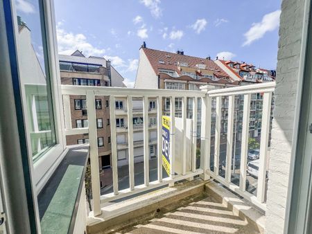 Zeer recent gemeubeld en zonnig app. met ZEEZICHT vlakbij het Rubensplein. Mgl. tot huren van een parking vlakbij. - Photo 4