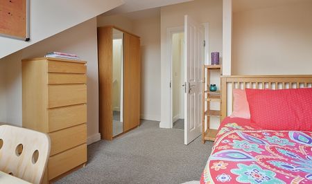 Fantastic 5 bedroom property - Photo 4