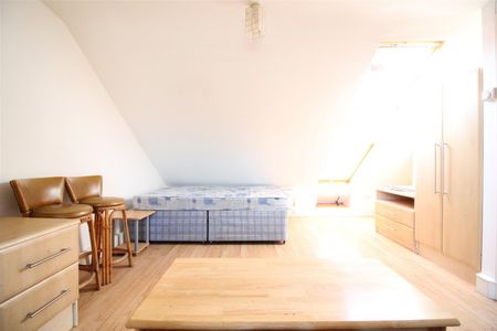 Kingsbridge Crescent, Southall - Photo 2