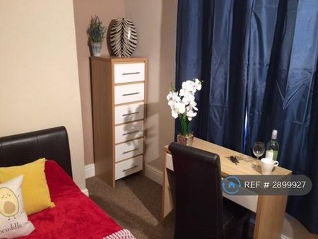1 bedroom in a house share to rent - Photo 4