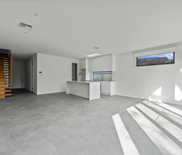 Spacious & Stylish Living - Perfect for Families & Entertainers - Photo 1