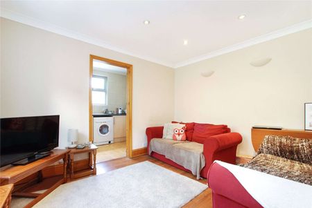 Three bedroom furnished flat, perfect for sharers and moments from Tooting Bec. - Photo 3