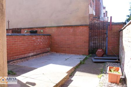 2 bedroom terraced house to rent - Photo 4