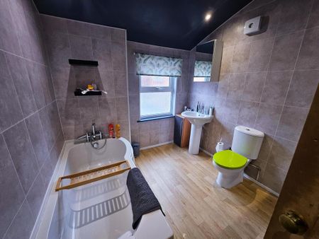 1 bedroom in a house share to rent - Photo 3