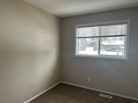 Spacious 2 Bed Apartment + Covered Parking included - Pet Friendly - Photo 5