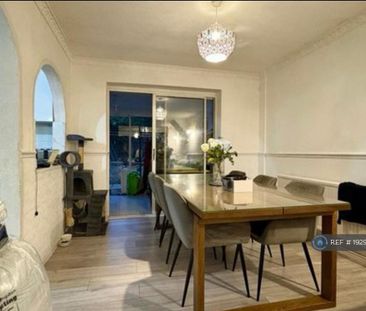 3 bedroom detached house to rent - Photo 2