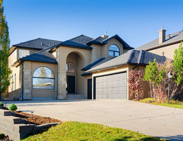 Luxury Golf Course Lifestyle in Prestigious Springbank — 5 Bedrooms House - Photo 1