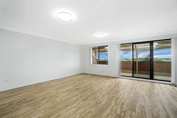 Spacious & Sunny Top Floor 2-Bedroom Unit with Stunning Views - Earlwood - Photo 1