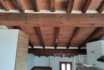 Caratteristica mansarda arredata di sola cucina!