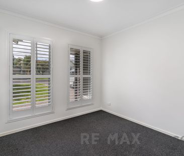 Stylish, Spacious Living Moments from Queens Park - Photo 3