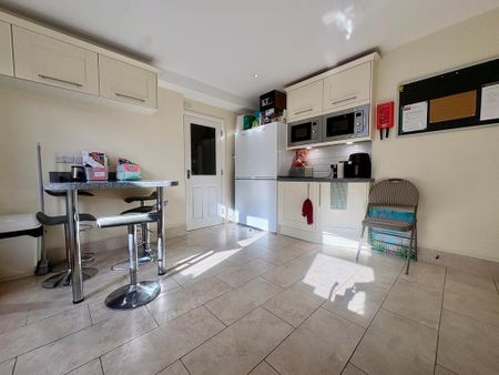 House share to rent - Photo 2