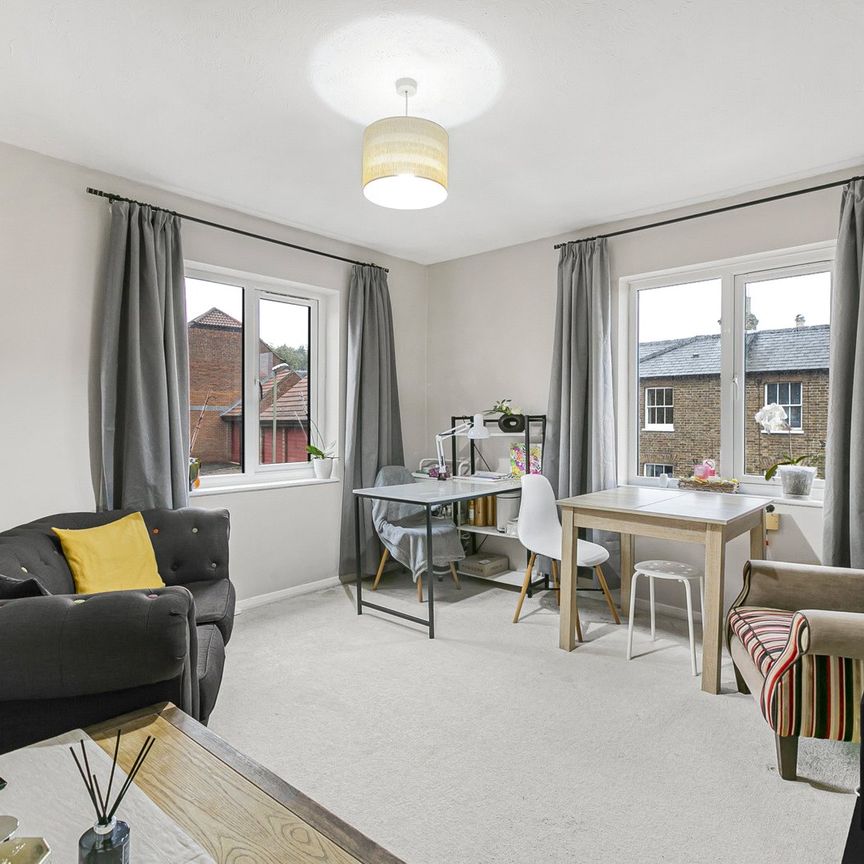 Alexandra Road, Englefield Green, Egham, Surrey, TW20 0RR - Photo 1