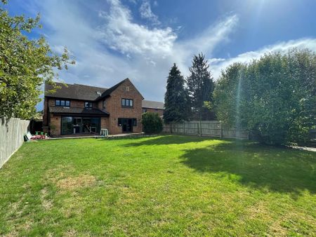 5 bedroom detached house to rent - Photo 2
