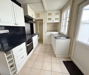 3 bedroom end of terrace house to rent - Photo 3