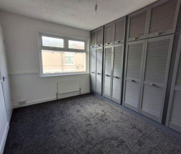 3 bedroom end of terrace house to rent - Photo 5