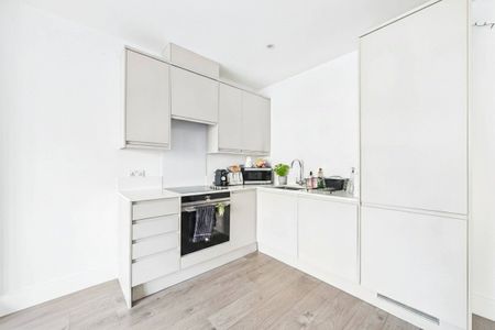 2 bedroom Flat in High Street, Maidenhead - Photo 3